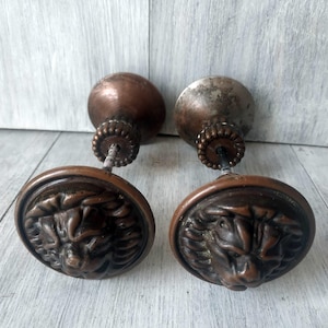 Stare radzieckie klamki do drzwi w kształcie głowy lwa, antyczne metalowe uchwyty do drzwi, retro sprzęt ZSRR, akcent dekoracyjny do domu