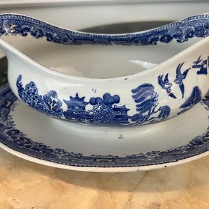 Vintage Ridgeway Blue Willow England Semi China Engraved Gravy Boat W/Underplate