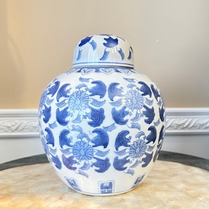 Vintage Chinese Blue and White Floral Pattern 11&quot; Ginger Jar