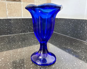 Può includere: Un'insalatiera per gelato in vetro blu cobalto con un design scanalato e un bordo largo e svasato.