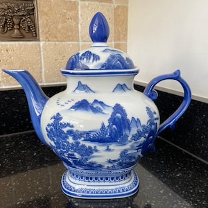 Bombay Fabrique En Chine Blue & White Blue Willow Asian Country Scene Coffee Pot/Teapot