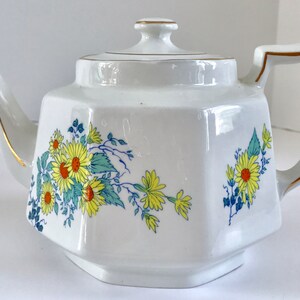 Vintage Ellgreave Wood & Sons Ironstone Eight Sided 4 Cup Yellow Daisy Teapot