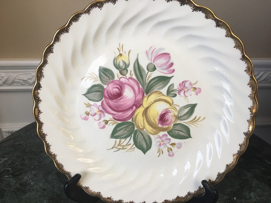 Vintage Royal China Quban 22K Gold Rosen 10" Speiseteller