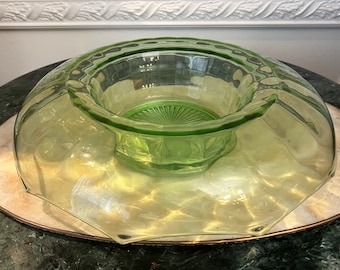 Vintage groene depressie glas 13 "breed blok optische kom met gerolde randen