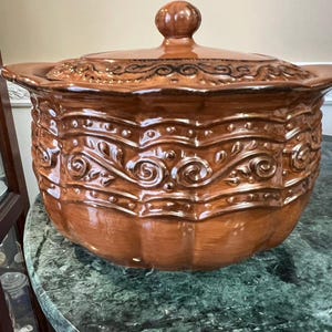 Olla ovalada marrón de 28 cm (11") con tapa, de la colección Vintage Celebrating Home.