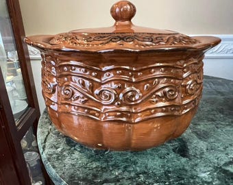 Olla ovalada marrón de 28 cm (11") con tapa, de la colección Vintage Celebrating Home.