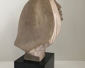 女性の頭部の彫刻。Austin SculptureのStargazer。 女性の頭部の彫刻。Austin SculptureのStargazer。
