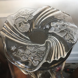 Mikasa Holiday Crystal Christmas Medley 12 3/4&quot; Swirl Clear and Frosted Bowl