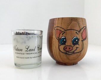 Tasse de bambou avec le porc coloré brûlé de bois et la bougie votive 100% de soja