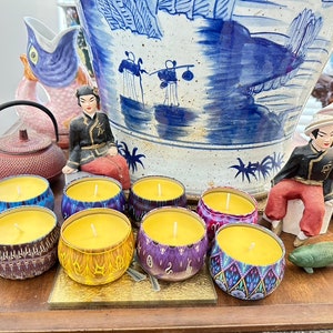 Può includere: Un set di tre tazze in ceramica con finitura maculata e opaca. Le tazze sono nei toni del crema, marrone chiaro e marrone scuro. Ogni tazza ha un design semplice e minimalista.