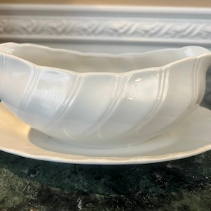 Sheffield Bone White Porcelain Fine China Gravy Boat With Attached Plated