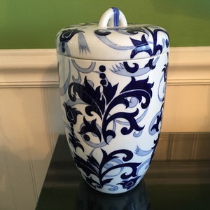 Bombay Fabrique En Chine Blue & White Asian Porcelain 11&quot; Lidded Jar
