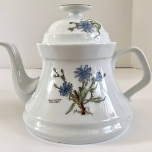 TIRSCHENREUTH Bavaria Porcelain Teapot TK340 with Blaue Wegwarte Flowers