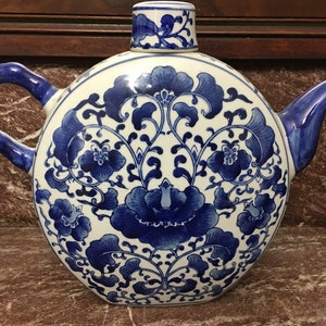 Bombay Fabrique En Chine Azul y Blanco Asiático Floral Luna Redonda Gran Tetera Decorativa
