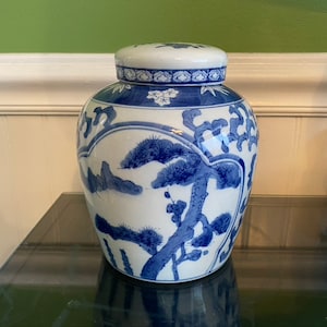Vintage Made in China Blue and White 8&quot; Ginger Jar