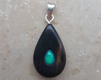 Kettenanhänger Ebenholz mit leuchtend grünem australischen Opal Cabochon