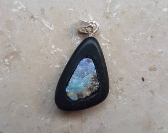 Kettenanhänger Ebenholz mit Boulder Opal Cabochon