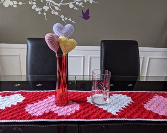 Valentines day table runner with hearts | valentines day decor | valentines day | valentines table runner | table runner | heart | gift