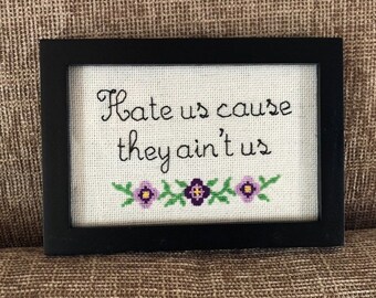 Hass uns Ursache Sie Ain't Us Kreuzstich mit zarten Blumen