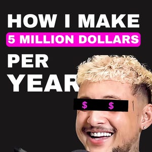 Könnte beinhalten: Bild mit dem Text "HOW I MAKE 5 MILLION DOLLARS PER YEAR". Eine lächelnde Person mit Tattoos und blonden Haaren hält ein Mikrofon. Die Augen der Person sind mit einem schwarzen Balken mit Dollarzeichen bedeckt.