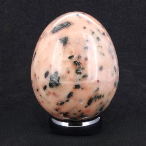 Isla Rose Egg with Hematite Stand, Scottish Isla Rose, West Coast Islands of Scotland, Natural Pink - FREE WORLDWIDE DELIVERY