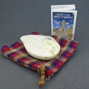Polierter großer Sorgenstein aus Iona - Handgesammelt mit dem Boot auf den schottischen Inseln, natürliche Farben, Isle of Iona, Schottland, kostenlose UK-LIEFERUNG