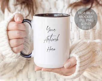 Maqueta de taza de 15 oz con mango negro, mujer sosteniendo la taza JPG, PSD y archivos PNG