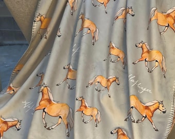Wunderschöne, weiche, warme Kuscheldecke, groooß, mit brillantem, leuchtenden Haflinger Motiv, Rückseite grau, 200 cm mal 150cm