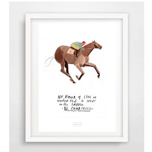 K&ouml;nnte beinhalten: Eine Aquarellillustration eines braunen Pferdes mit einem Jockey, der darauf reitet. Das Pferd rennt und der Jockey tr&auml;gt eine rote M&uuml;tze und ein gr&uuml;n-wei&szlig; gestreiftes Hemd. Der Spruch "NO. HOUR of LIVE is wanted that is SPENT in the SADOle. -W. CHURCHILL- " steht unter dem Bild.