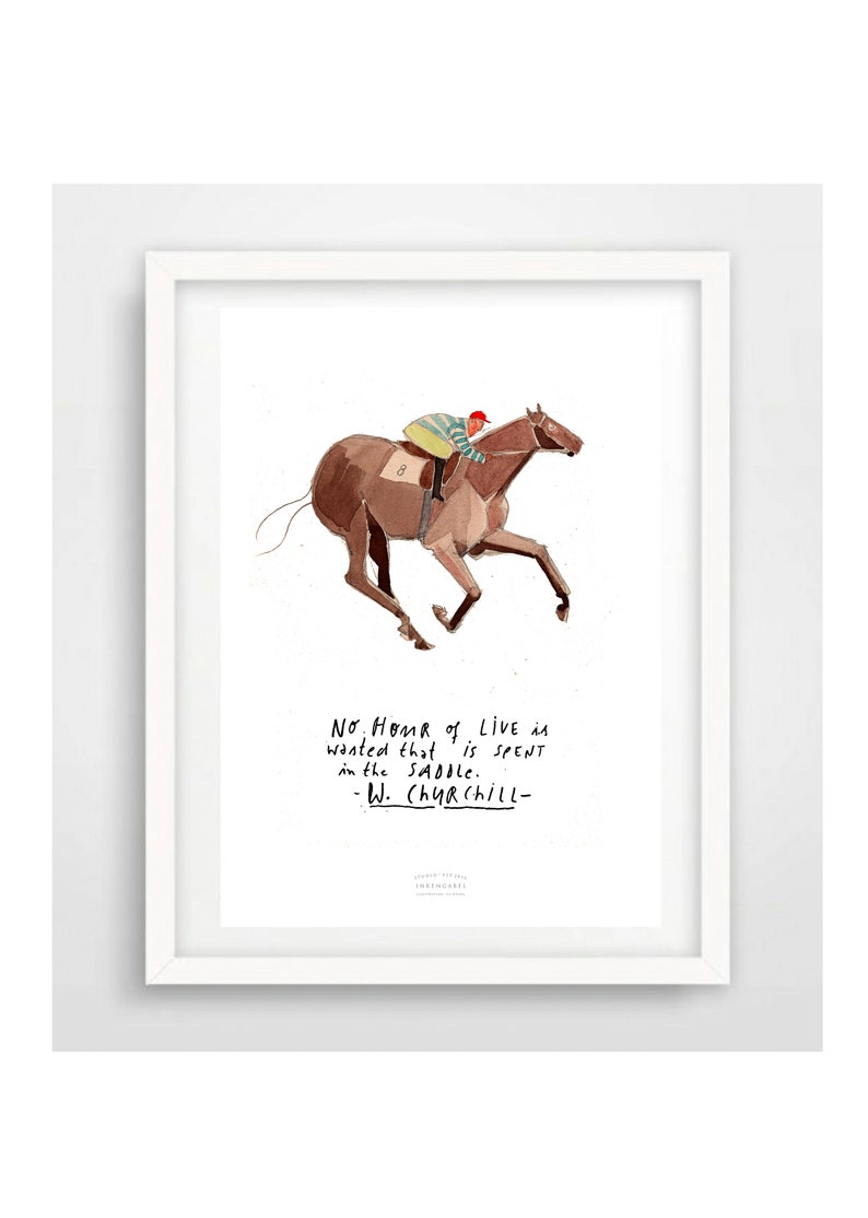 K&ouml;nnte beinhalten: Eine Aquarellillustration eines braunen Pferdes mit einem Jockey, der darauf reitet. Das Pferd rennt und der Jockey tr&auml;gt eine rote M&uuml;tze und ein gr&uuml;n-wei&szlig; gestreiftes Hemd. Der Spruch "NO. HOUR of LIVE is wanted that is SPENT in the SADOle. -W. CHURCHILL- " steht unter dem Bild.