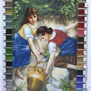 Puede incluir: Dos chicas con vestidos azules y rojos están de pie en un entorno de bosque. Una chica está vertiendo agua de una jarra grande de color marrón. La escena está representada en un estilo de pintura de diamantes.