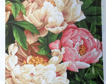 Peut inclure: Un gros plan sur un motif de point de croix représentant trois pivoines blanches, roses et crème avec des feuilles vertes. Le motif comprend une clé de couleur avec des numéros et les couleurs correspondantes.