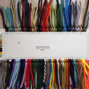 Pode incluir: Um cart&atilde;o de cores exibindo uma variedade de amostras de cord&otilde;es em uma variedade de cores. O cart&atilde;o est&aacute; rotulado como "CORDS COLOUR CARD 2016 m." Os cord&otilde;es s&atilde;o dispostos em fileiras organizadas, mostrando um espectro de tons.