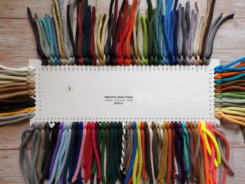 Pode incluir: Um cart&atilde;o de cores exibindo uma variedade de amostras de cord&otilde;es em uma variedade de cores. O cart&atilde;o est&aacute; rotulado como "CORDS COLOUR CARD 2016 m." Os cord&otilde;es s&atilde;o dispostos em fileiras organizadas, mostrando um espectro de tons.