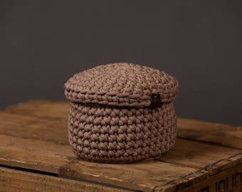 Gehaakte mand met deksel, decoratieve mand, badkamermand, handgemaakte mand, opbergmand, gehaakte mand, kleine mand, keukenmand