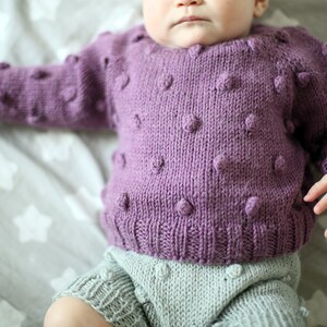 pull bébé en laine dalpaga, pull bébé tukité à la main, pull en laine pour bébé fille, vêtement bébé fille, premiers vêtements image 3