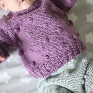 pull bébé en laine dalpaga, pull bébé tukité à la main, pull en laine pour bébé fille, vêtement bébé fille, premiers vêtements image 1