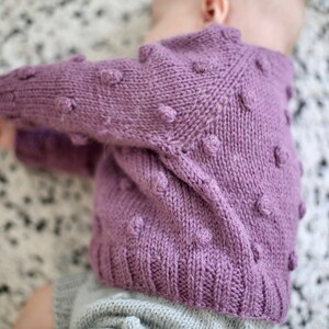 pull bébé en laine dalpaga, pull bébé tukité à la main, pull en laine pour bébé fille, vêtement bébé fille, premiers vêtements image 8