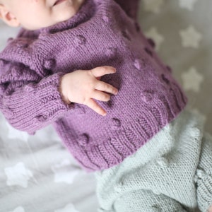 pull bébé en laine dalpaga, pull bébé tukité à la main, pull en laine pour bébé fille, vêtement bébé fille, premiers vêtements image 2