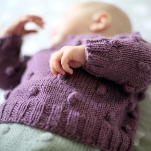 pull bébé en laine dalpaga, pull bébé tukité à la main, pull en laine pour bébé fille, vêtement bébé fille, premiers vêtements image 4
