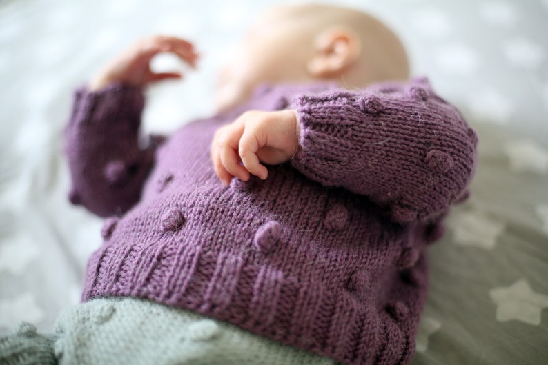 pull bébé en laine dalpaga, pull bébé tukité à la main, pull en laine pour bébé fille, vêtement bébé fille, premiers vêtements image 4