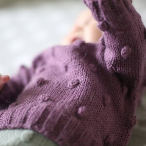 pull bébé en laine dalpaga, pull bébé tukité à la main, pull en laine pour bébé fille, vêtement bébé fille, premiers vêtements image 5
