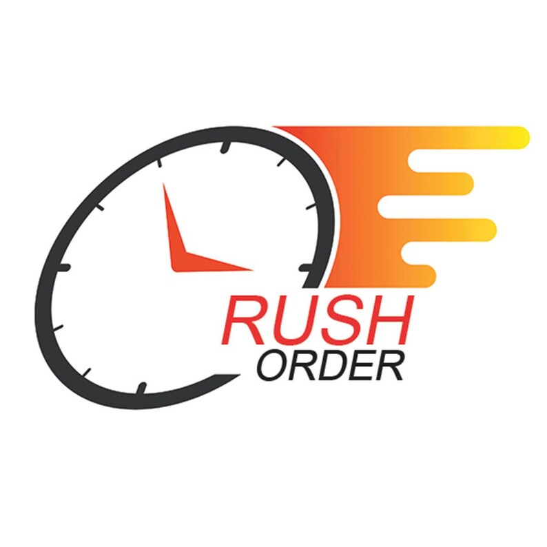 Pu&ograve; includere: Un quadrante dell'orologio nero con una lancetta rossa che punta a destra, con un design a fiamma giallo e arancione dietro. Il testo "Rush Order" &egrave; sotto il quadrante dell'orologio.