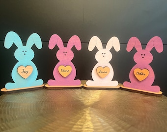 Statuettes de lapin de Pâques, parfaites pour l'affichage à la maison ou les couverts amusants à votre table de Pâques. Commandez maintenant à temps pour la livraison de Pâques.