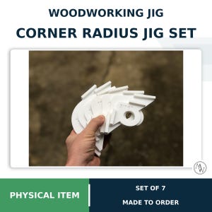 Peut inclure: Un ensemble de sept gabarits de rayon d'angle blancs pour le travail du bois. Chaque gabarit présente un bord incurvé distinct et est clairement marqué avec sa mesure impériale spécifique, telle que 5/16 pouces, pour arrondir les angles.