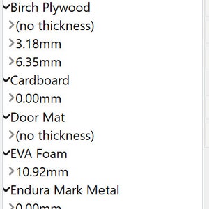 Pode incluir: Uma captura de tela de uma lista de materiais e suas espessuras que podem ser cortadas com uma cortadora a laser Lightburn 60w. Os materiais incluem acr&iacute;lico, compensado de b&eacute;tula, papel&atilde;o, tapete de porta, espuma EVA, metal endura mark, placa de part&iacute;culas pesada e copos revestidos a p&oacute;.