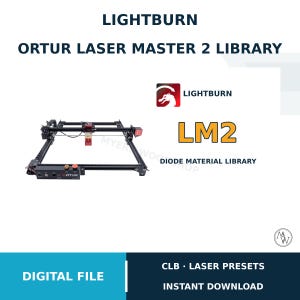 Op de afbeelding: Een digitaal bestand voor de Ortur Laser Master 2 bibliotheek, met de tekst LIGHTBURN, ORTUR LASER MASTER 2 LIBRARY, LM2, DIODE MATERIAL LIBRARY, CLB LASER PRESETS en INSTANT DOWNLOAD. De afbeelding toont een zwart frame van een lasergraveermachine.