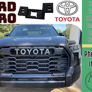 Staffa per telecamera frontale TRD Pro Grill per Toyota Tundra 22-26+ / Sequoia 23-26+. Griglia NON inclusa. Converti Toyota Tundra di terza generazione in una griglia TRD. Nuova di zecca.