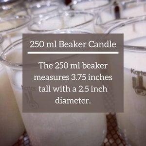 K&ouml;nnte beinhalten: Eine Sammlung von 250 ml Becherkerzen. Der Text auf dem Bild lautet: "250 ml Becherkerze. Der 250 ml Becher misst 9,5 cm hoch mit einem Durchmesser von 6,35 cm."