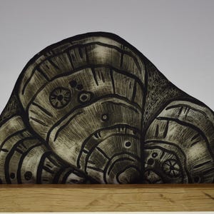 以下が含まれることがあります： 木製の台座の上に置かれた、黒と白のガラス製のキノコの群れの彫刻。彫刻は複雑な線と模様で詳細に描かれている。